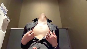 公衆トイレで乳首イキ