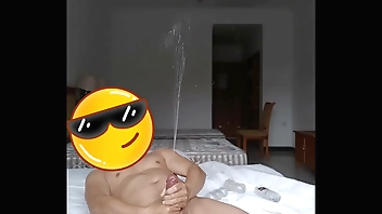 小宾馆里玩屌手淫潮吹喷泉潮喷潮射